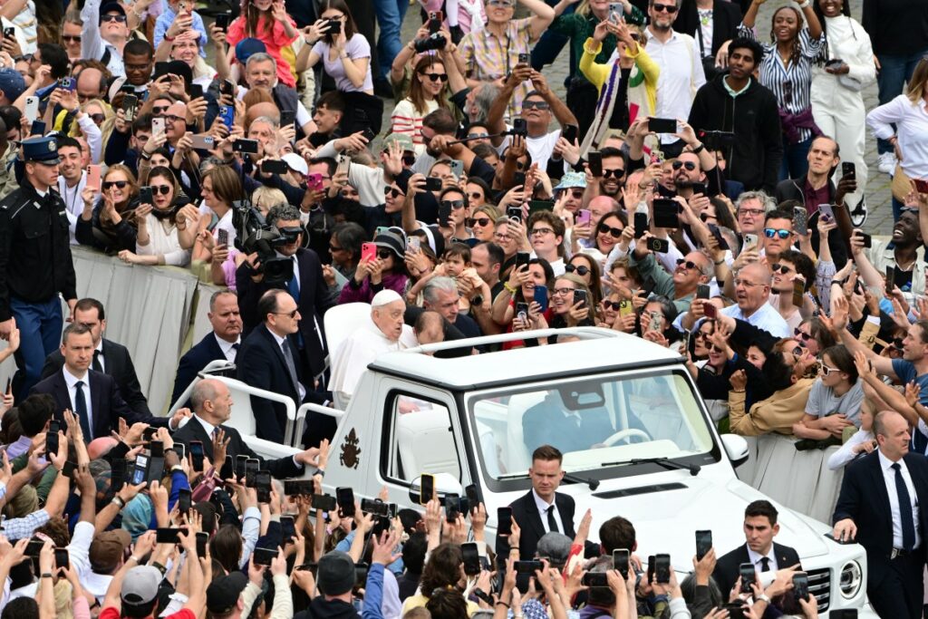 Papa Francisco en Domingo de Pascua, haciendo un recorrido por la Plaza de San Pedro / AFP