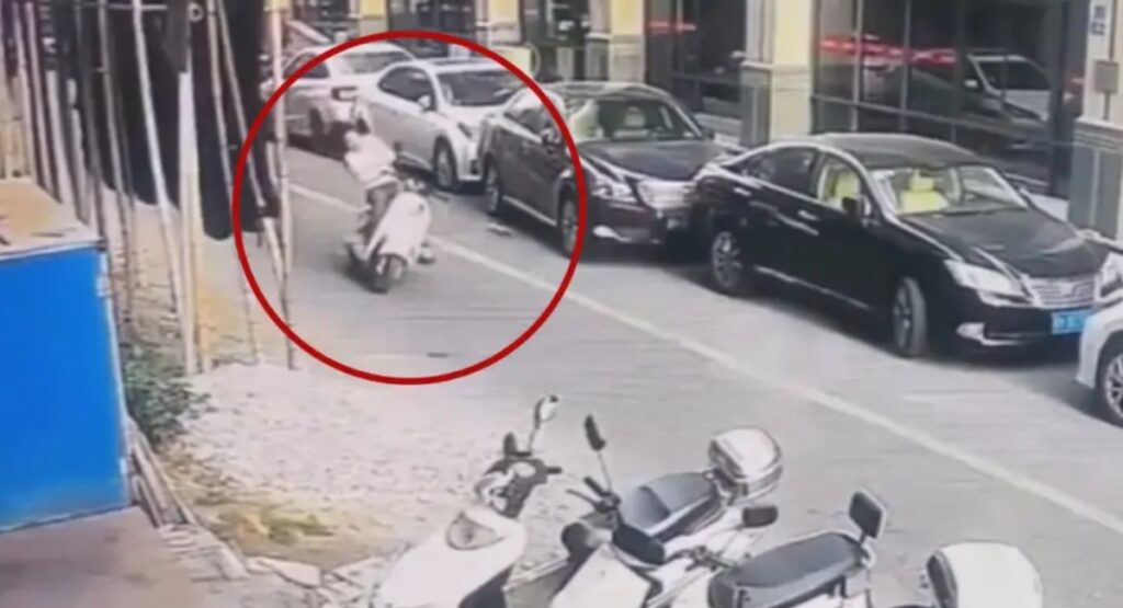 A mujer le cayó ladrillo en la cabeza y murió mientras daba un paseo en moto (2)
