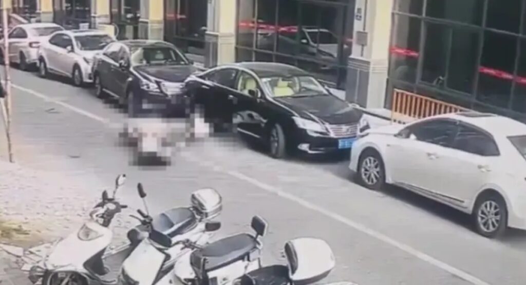 A mujer le cayó ladrillo en la cabeza y murió mientras daba un paseo en moto (3)