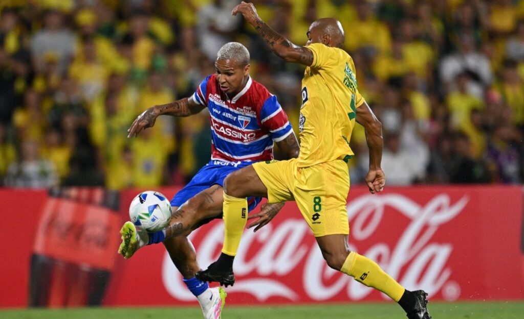 Penalti de Hinestroza sobre Deyverson / AFP