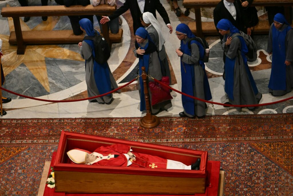 Papa Francisco en su tumba, en la Basílica de San Pedro / AFP