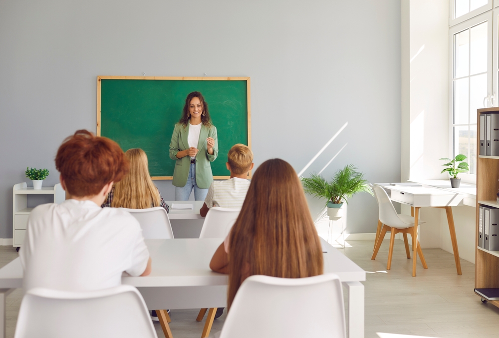 Imagen de referencia de docente en un aula de clases / Shutterstock