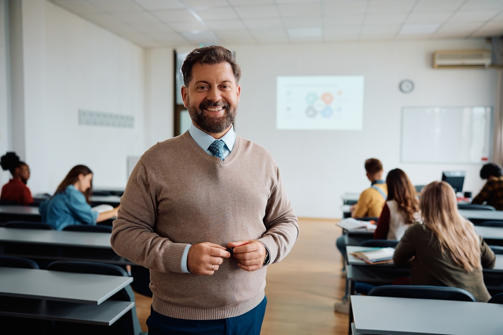 Imagen de referencia de docente en un aula de clases / Shutterstock