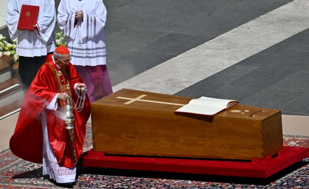 Giovanni Battista Re, cardenal que preside funeral del papa Francisco / Getty Images