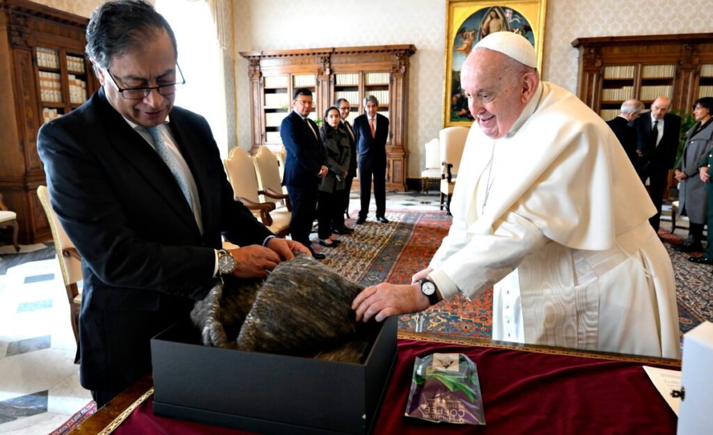 Gustavo Petro y el papa Francisco / Getty Images