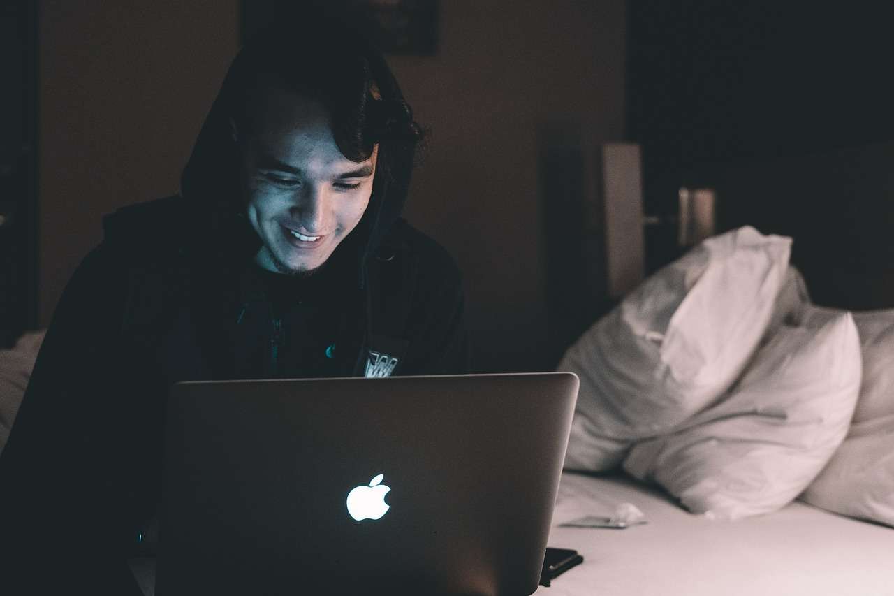 Foto de hombre en computador, en nota de cuánto vale decir por favor y gracias a ChatGPT, según Open IA: muchos millones