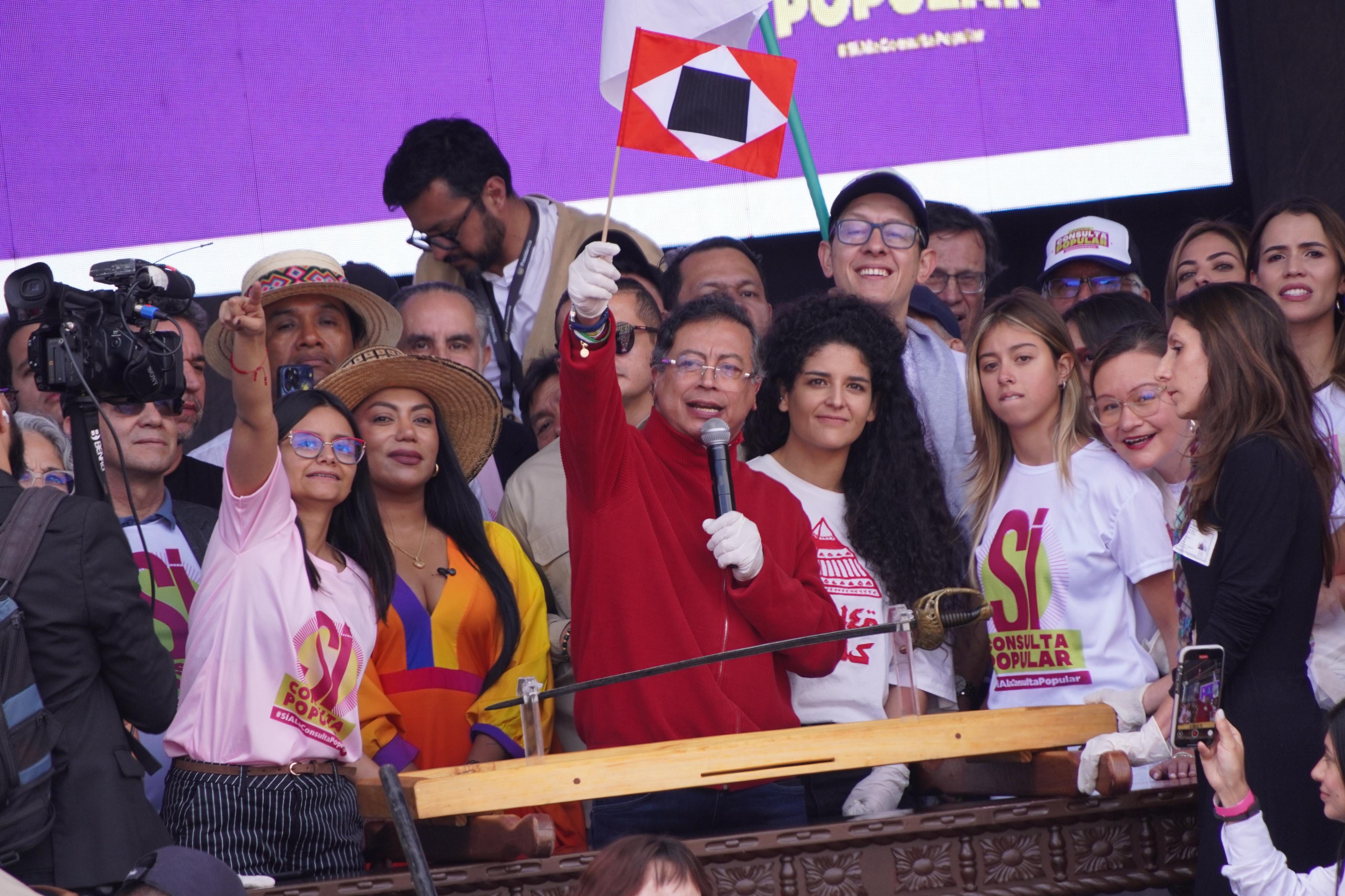 Gustavo Petro, en marchas de Bogotá, dijo que el que vote no en su consulta popular es un "HP"