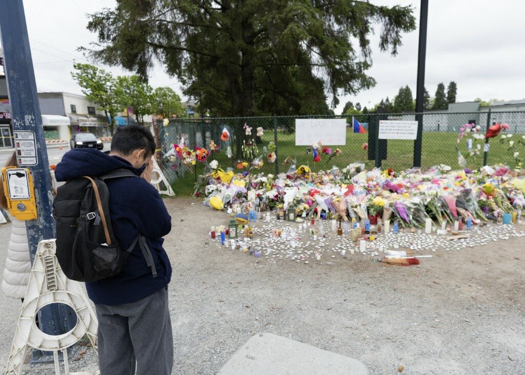 Personas dejaron recuerdos para homenajear a las víctimas del choque masivo en esta calle de Vancouver, Canadá / AFP