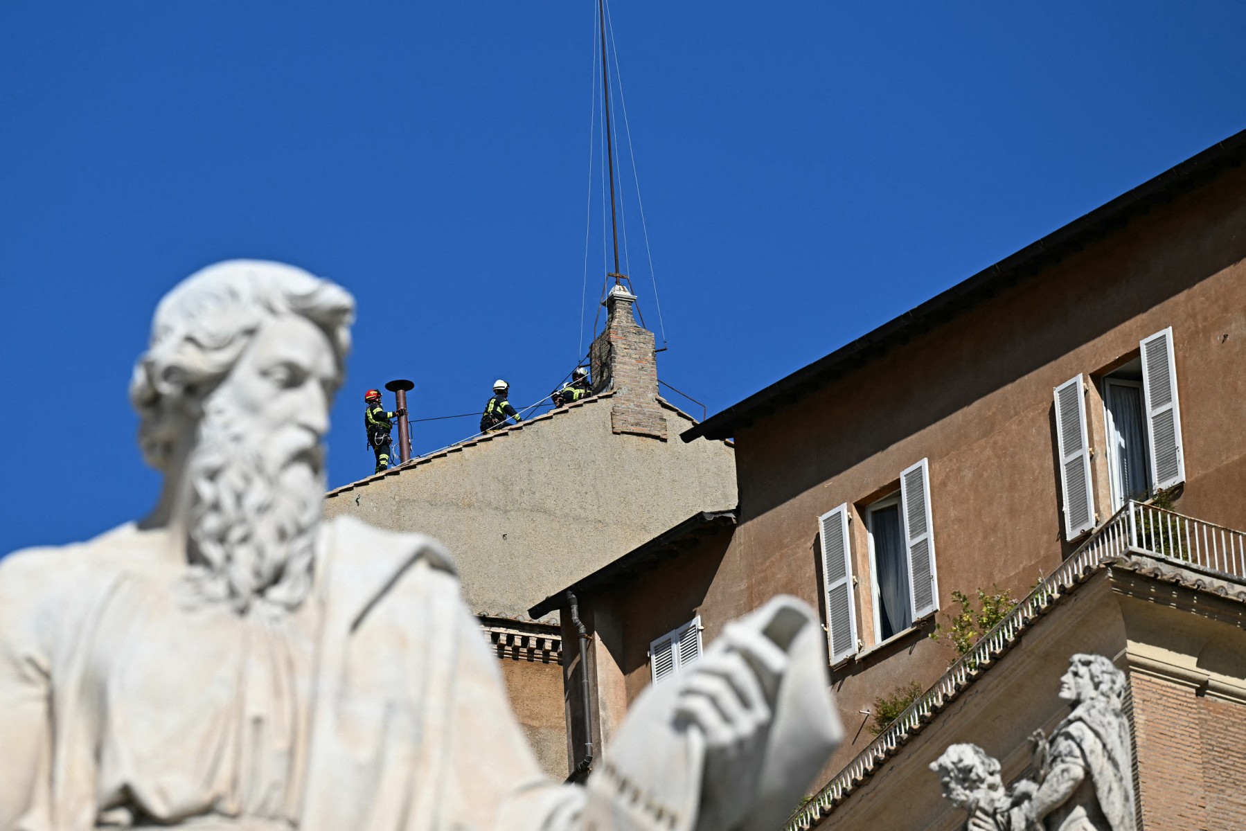 Vaticano instaló chimenea para elección del nuevo papa en Capilla Sixtina