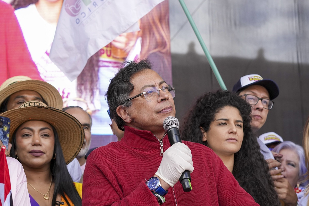 Gustavo Petro apela a discurso pasivo-agresivo y evoca símbolos del Eln