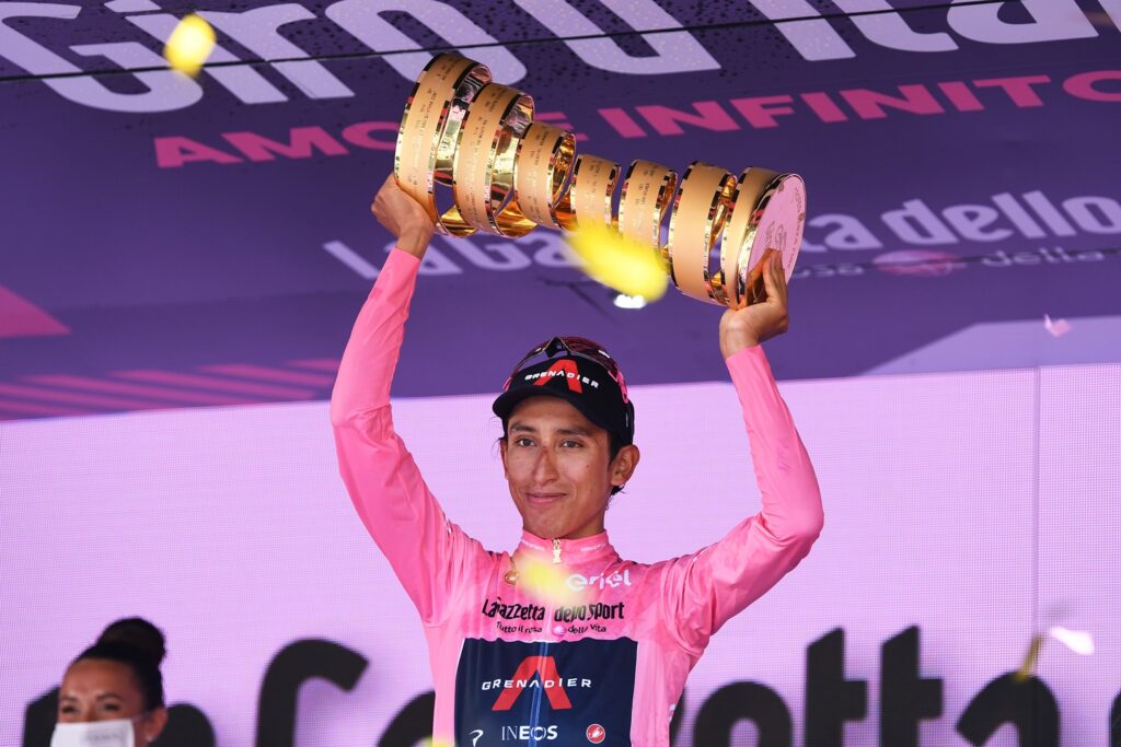 Egan Bernal con su título de Giro de Italia / Getty