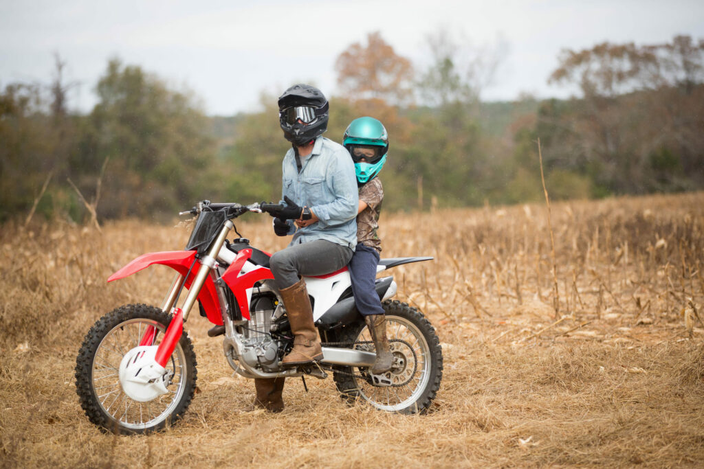 Niño en moto / Getty Images
