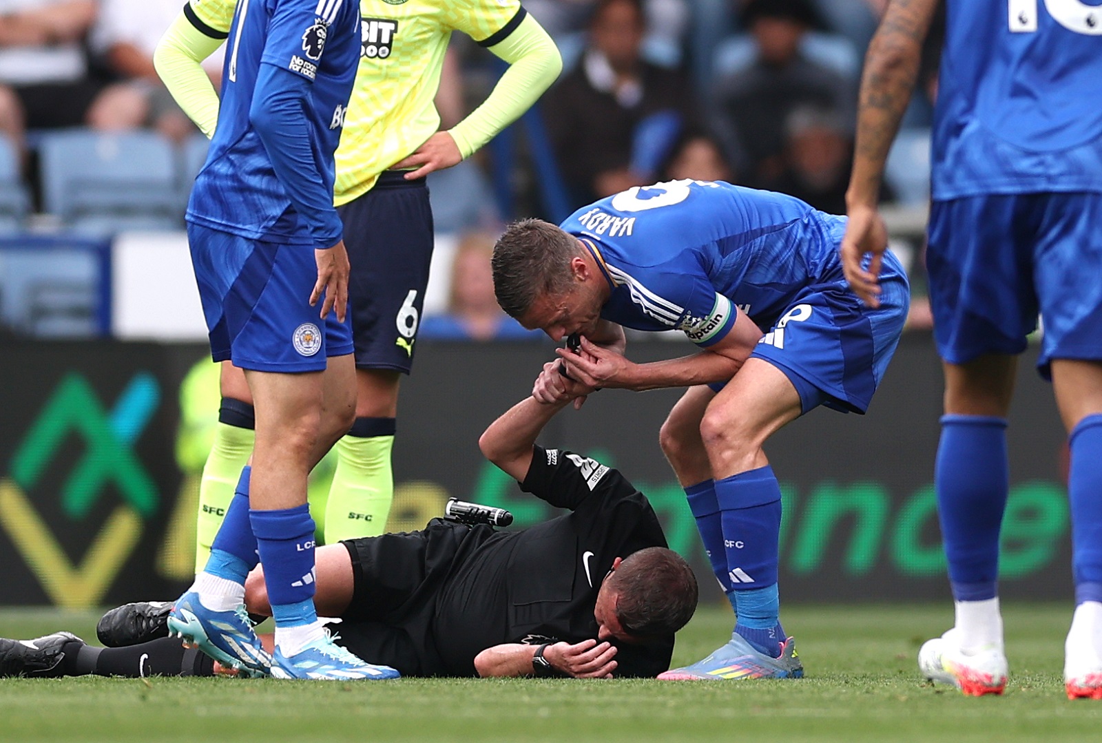 Jamie Vardy, de Leicester City, pitando juego, luego de que árbitro se lesionara 