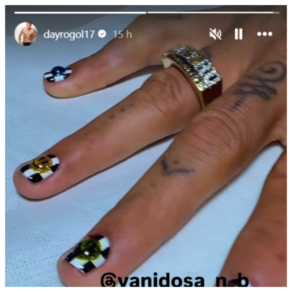 Dayro Moreno se pinta las uñas de las manos / Instagram: @dayrogol17