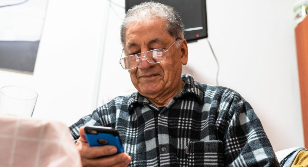 Adultos mayores haciendo cuentas / Getty
