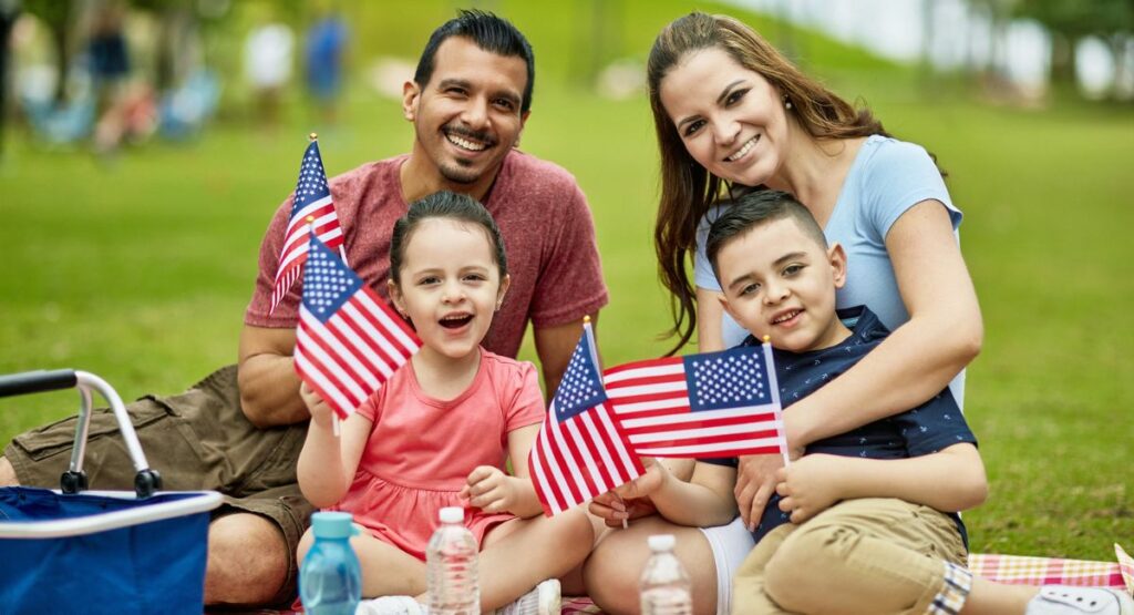Familia con banderas de Estados Unidos / Getty