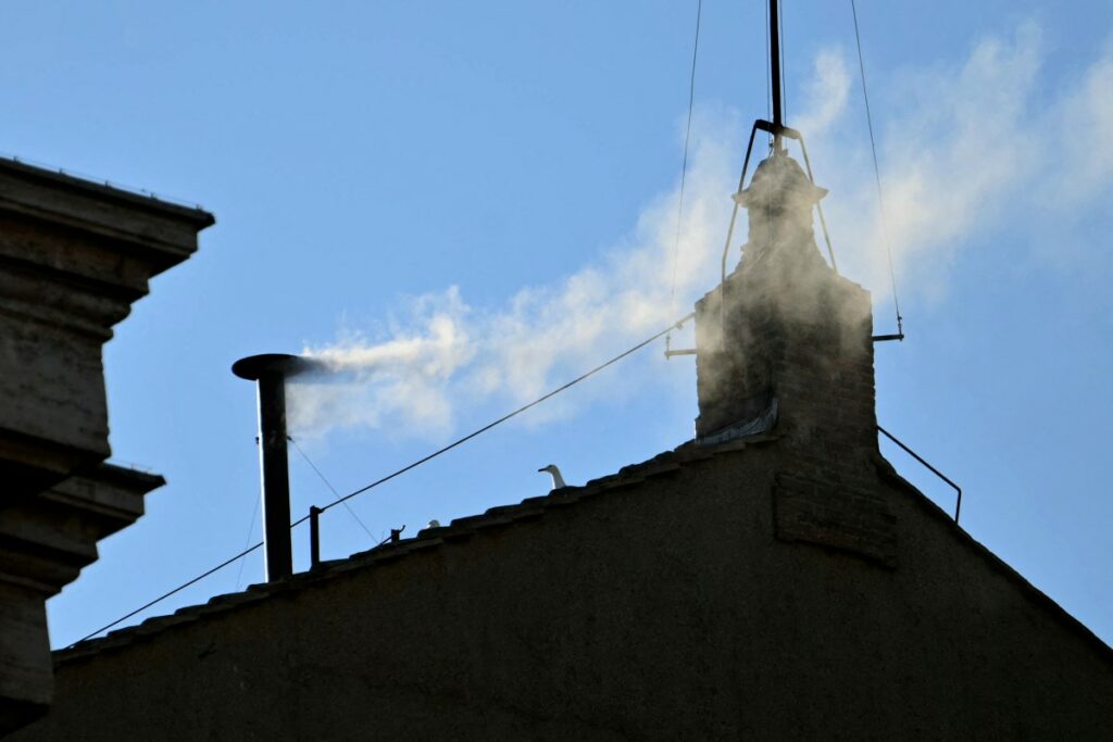 Fumata blanca en el Vaticano / AFP