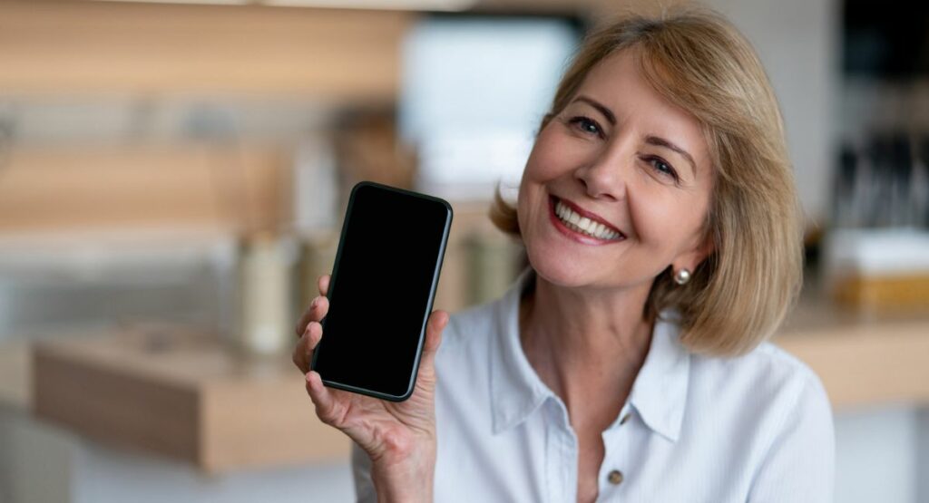 Mujer con celular / Getty