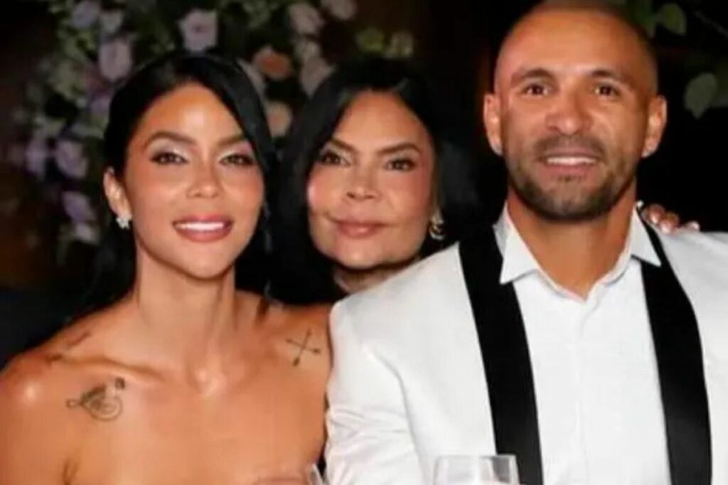 El cantante de música urbana, Pipe Calderón, se cansó con María Paula Tamayo Zea, hija de la fallecida, el pasado 10 de marzo en Cali. María del Pilar fue quien llevó a la novia al altar (en el centro) / El Colombiano