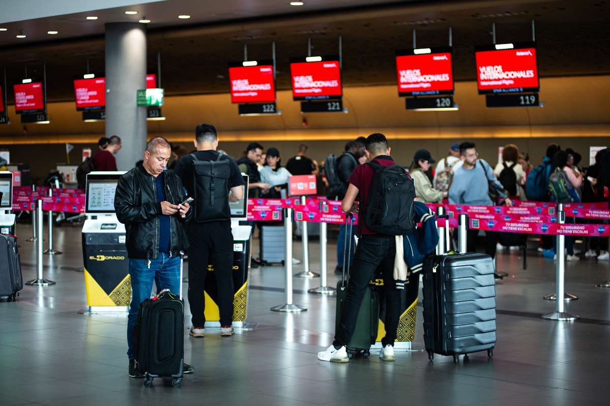 Foto de viajeros, en nota de aviso para viajeros en Colombia por migración en aeropuertos por nueva decisión
