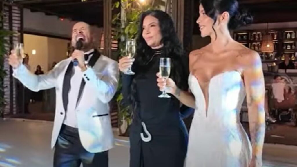 María del Pilar Zea Cobo (vestido negro) en la boda de su hija María Paula Trujillo y el cantante Pipe Calderón. | Foto: Tomado de video de La Red, de Caracol TV.