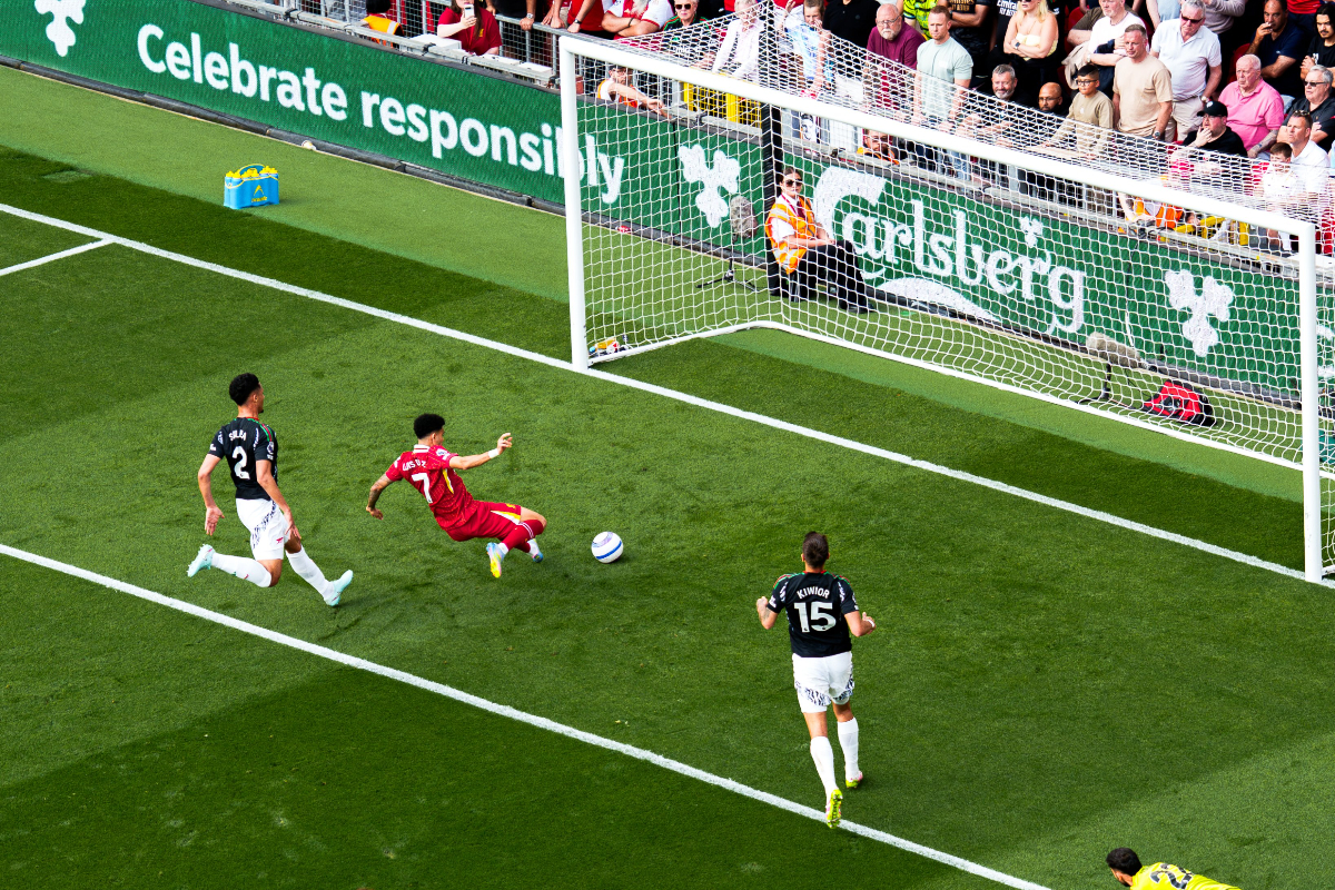 Luis Díaz macó gol con el Liverpool ante Arsenal en la Premier League. El colombiano sigue en modo goleador en el torneo de Inglaterra. 