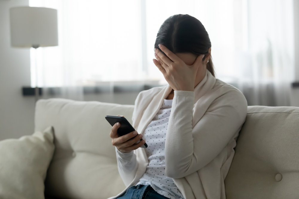 Celos en Colombia dan cárcel: condena por revisar celular de pareja sin permiso / Shutterstock