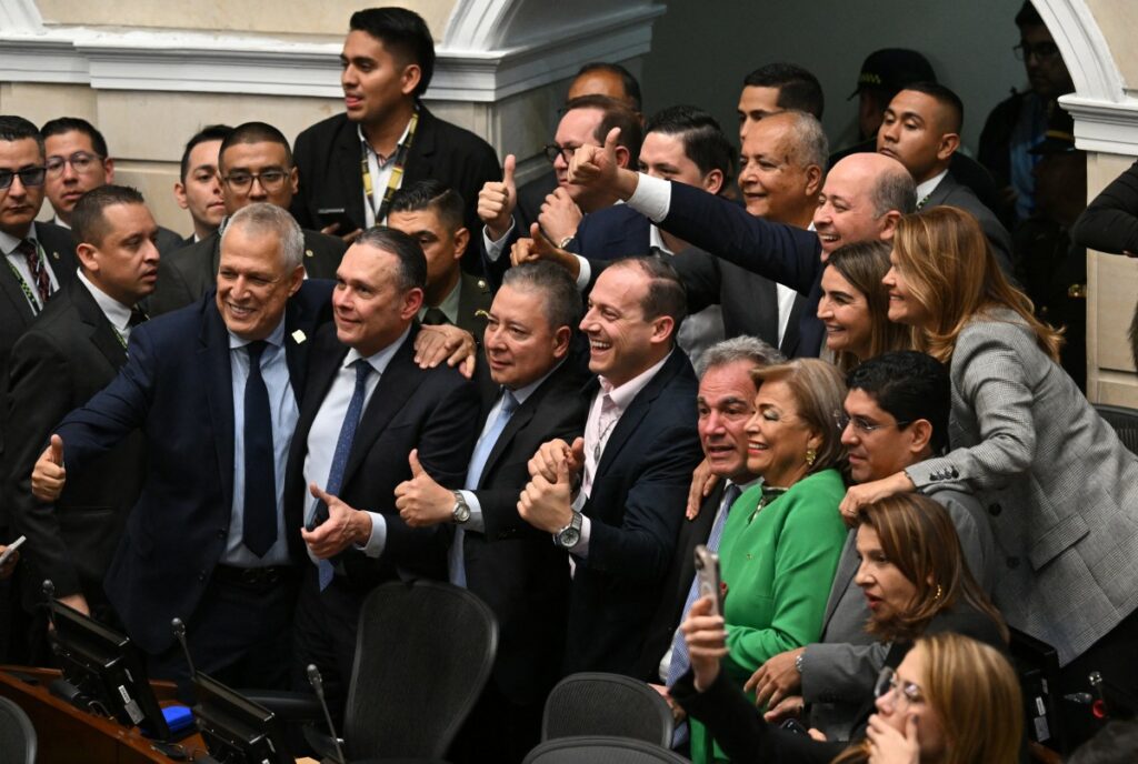 Senadores celebrando hundimiento de consulta popular