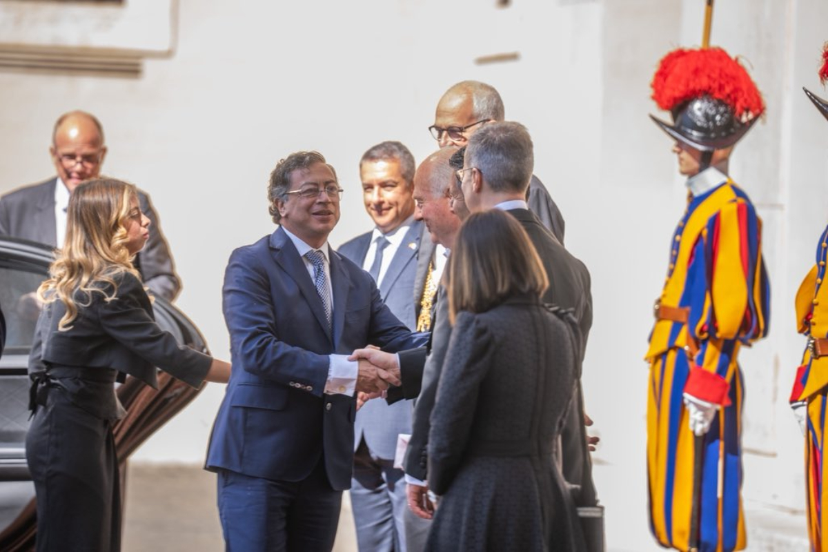Petro llegó con su hija y Laura Sarabia para reunirse con el papa León XIV en El Vaticano. El mandatario lo invitará a que visite Colombia. 