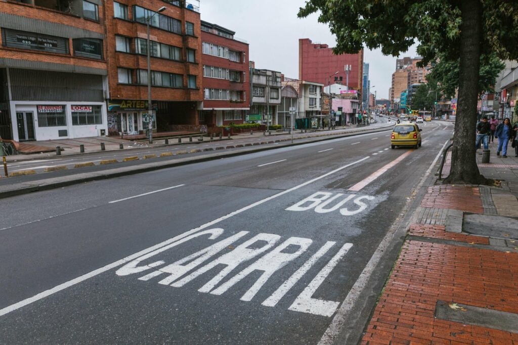 Carril exclusivo en carrera Séptima / X: @ClaudiaDiazAco1 / Secretaria de Movilidad