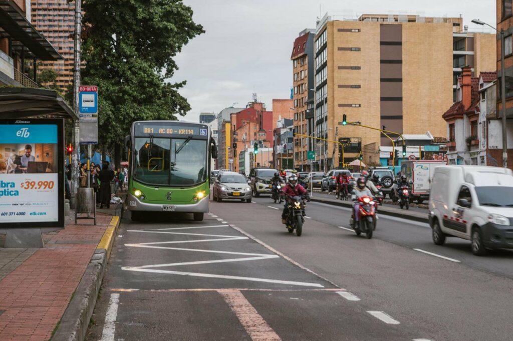 Bus del SITP transitando por carril preferencial / @SectorMovilidad