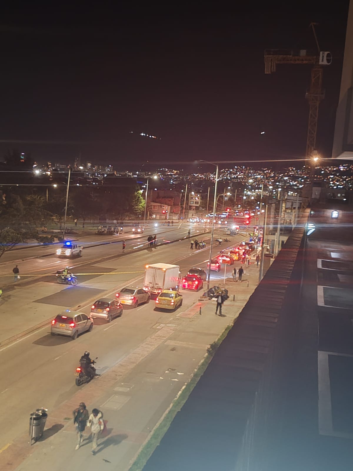 Así se vio el accidente en la avenida Caracas (Bogotá) en el que murió un motociclista por un choque con un Transmilenio