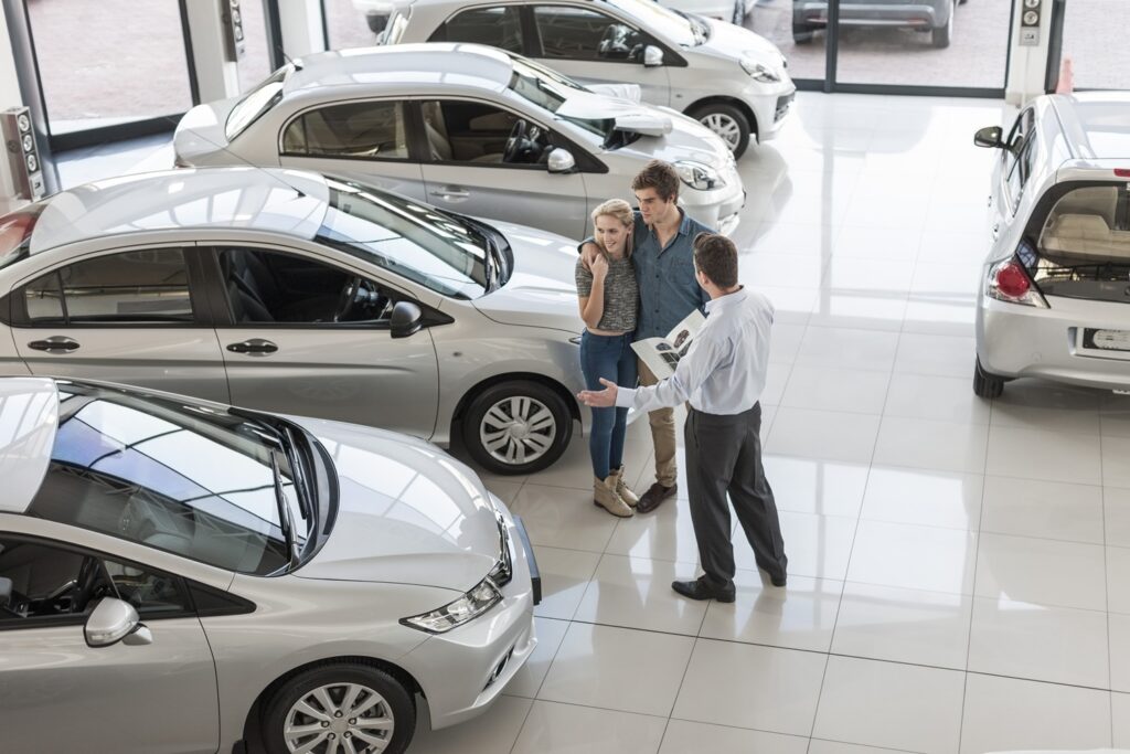 Personas comprando carro / Getty