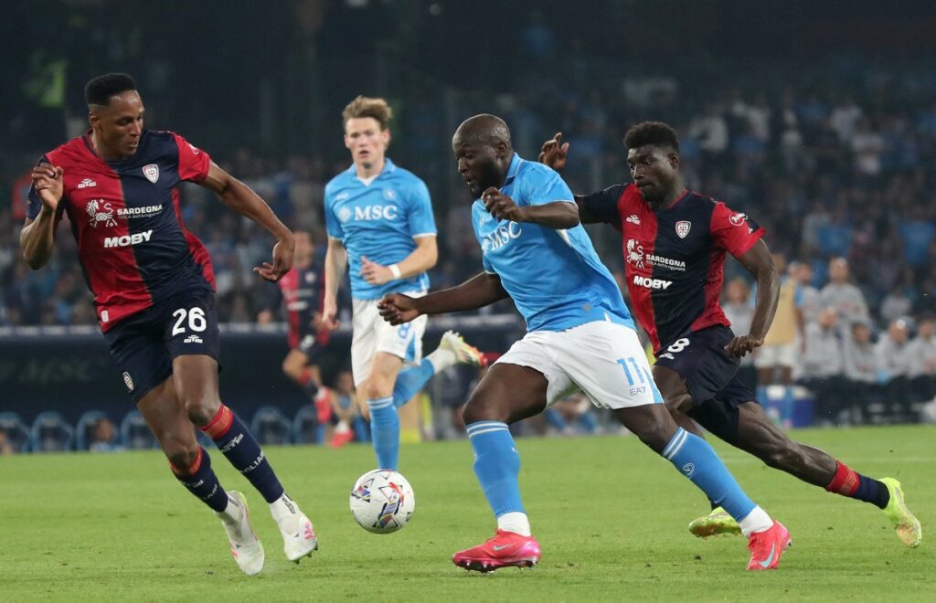 Romelu Lukaku gambeteando a Yerry Mina en su gol en el Napoli vs. Cagliari / AFP