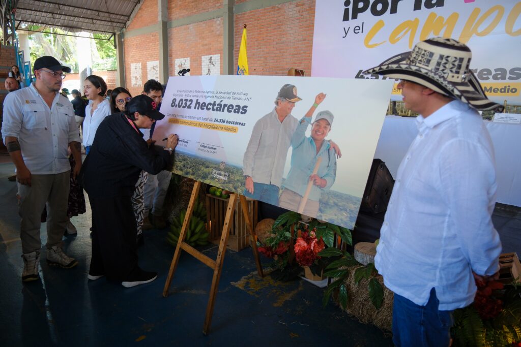 Gustavo Petro en evento de entrega de tierras / X: @infopresidencia