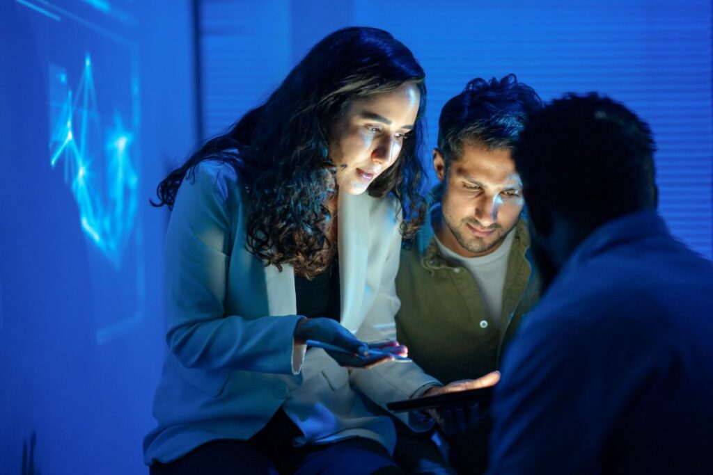 Personas que hacen referencia al uso de inteligencia artificial / Getty Images