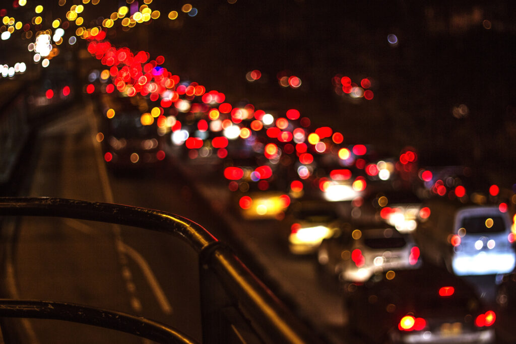 Luces traseras de carros / Getty