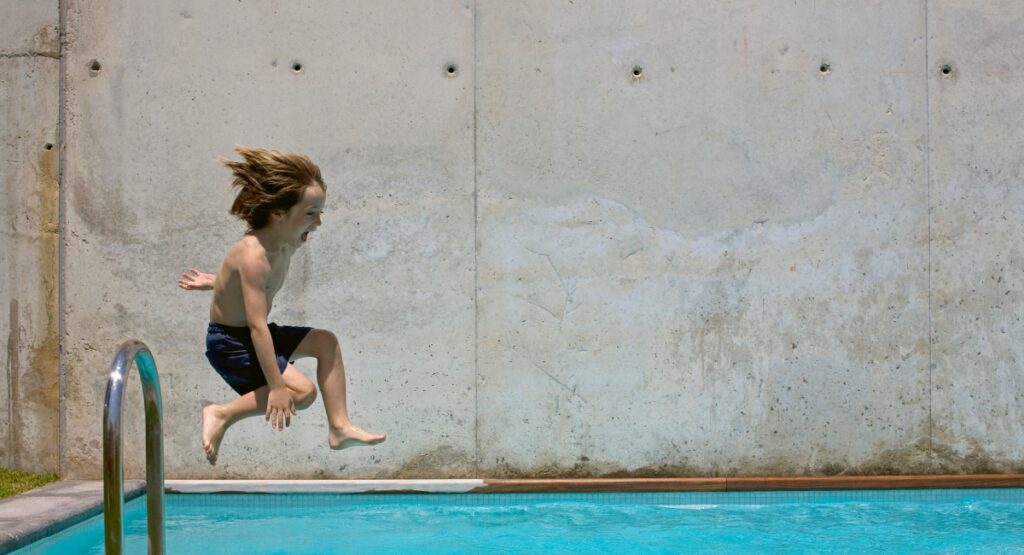 Niños no pueden estar en piscina sin compañía de un adulto / Getty