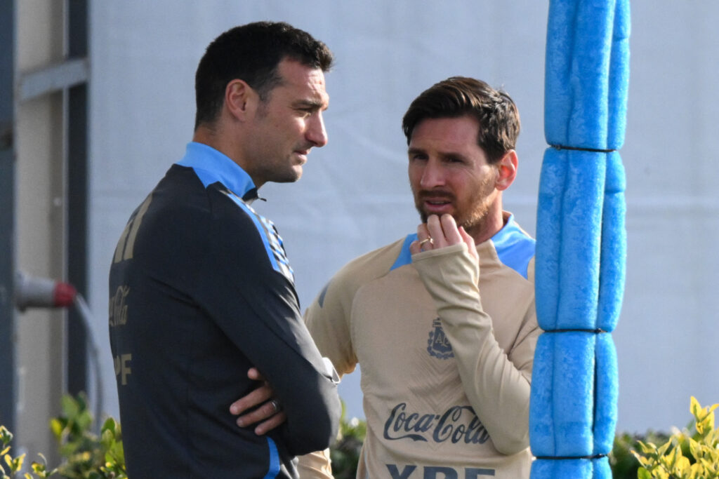 Lionel Scaloni y Lionel Messi / AFP