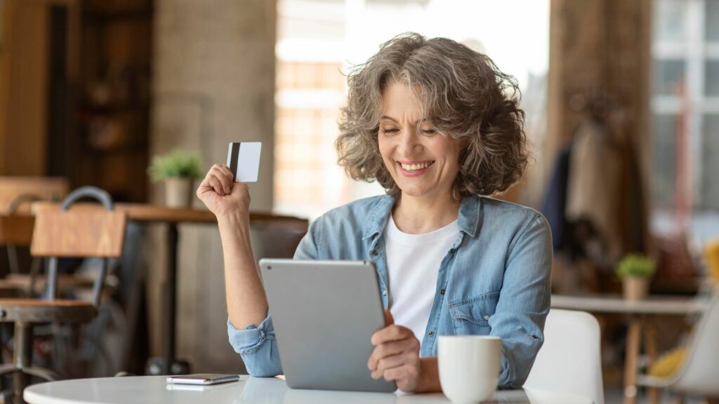 Mujer con tarjeta de crédito / Freepik