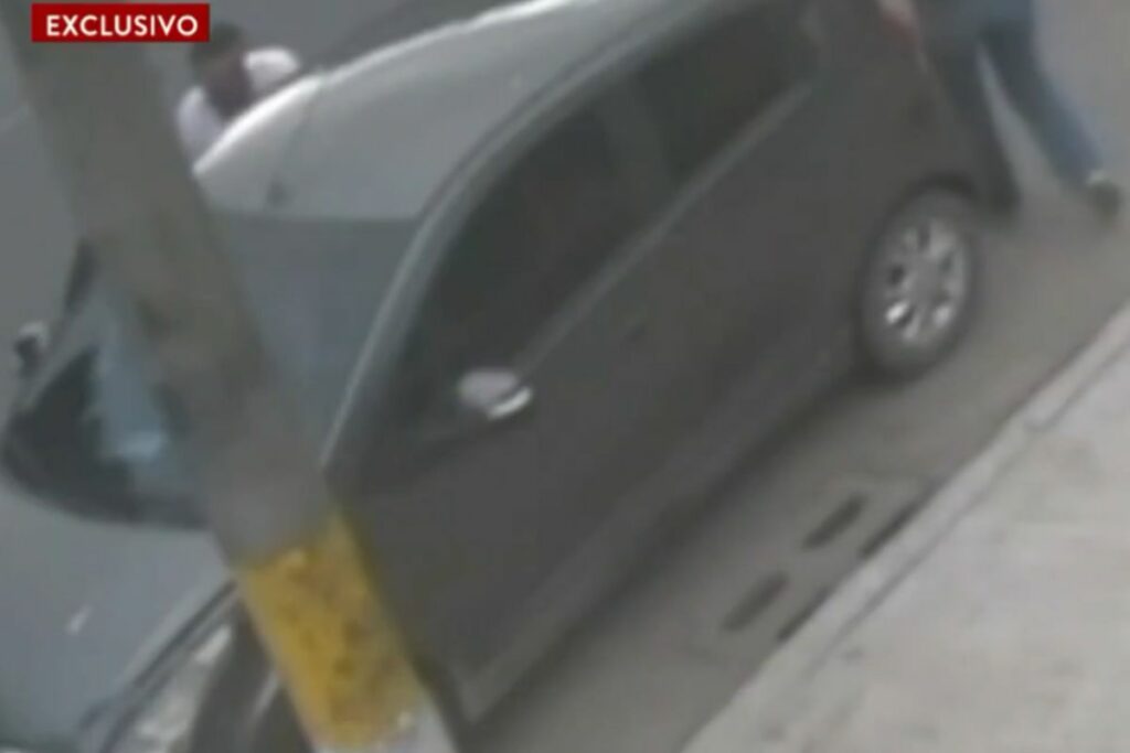 Carro en el que se subió el menor de edad que le disparó a Miguel Uribe. Foto: Noticias Caracol.