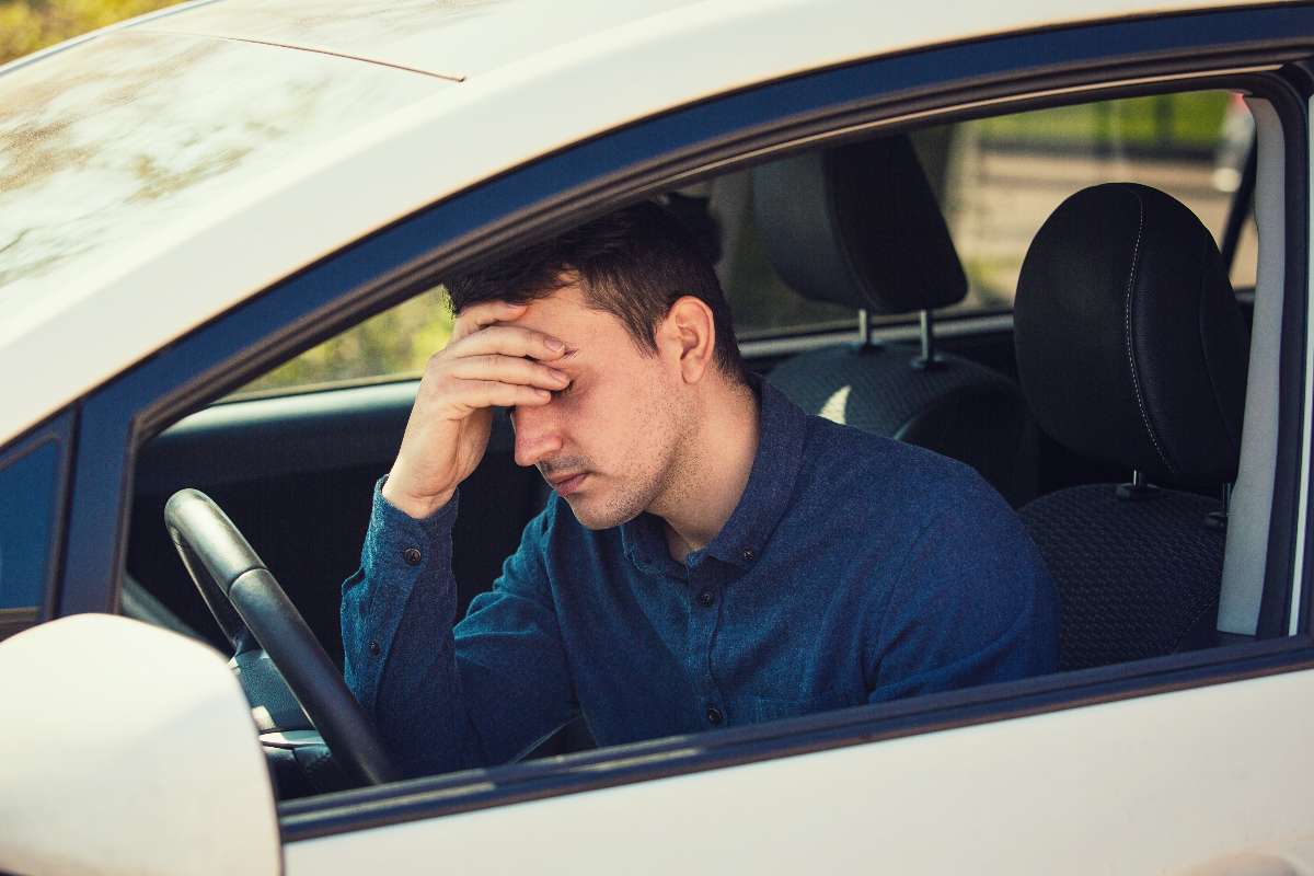 Foto de conductor preocupado, en nota de cómo se puede sacar un carro de Los Patios sin ser el dueño, con pasos sencillos