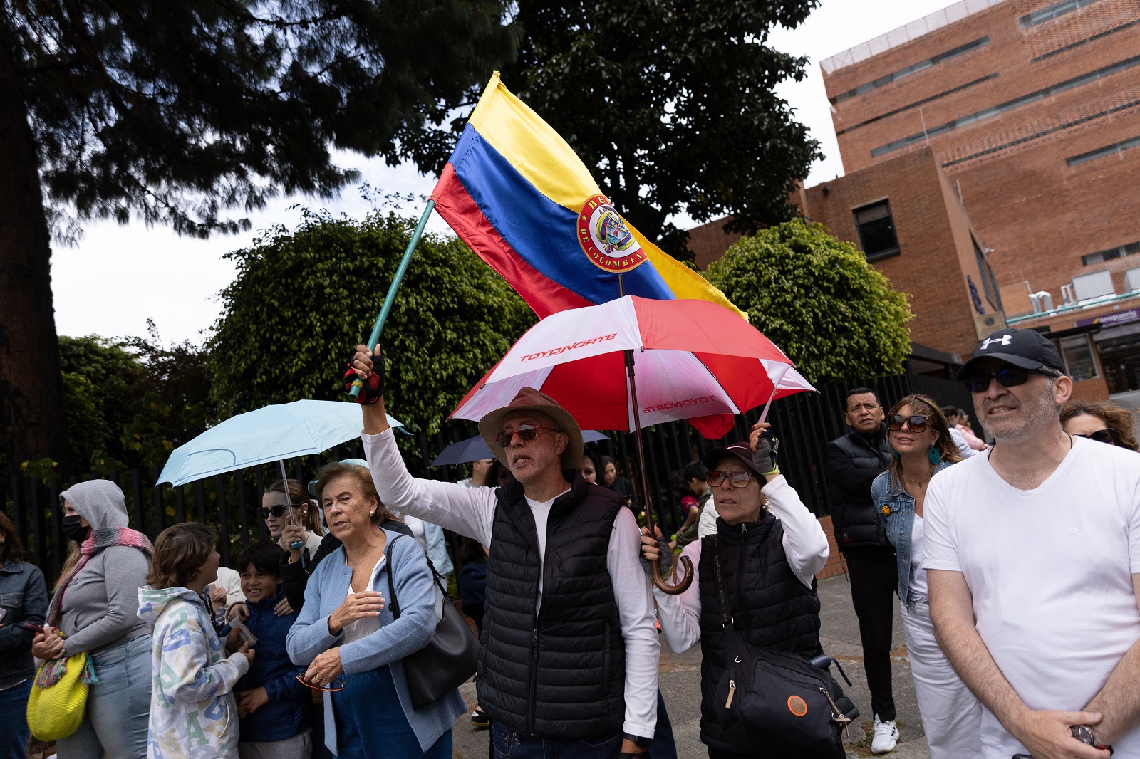 Personas marchando por Miguel Uribe Turbay en Bogotá