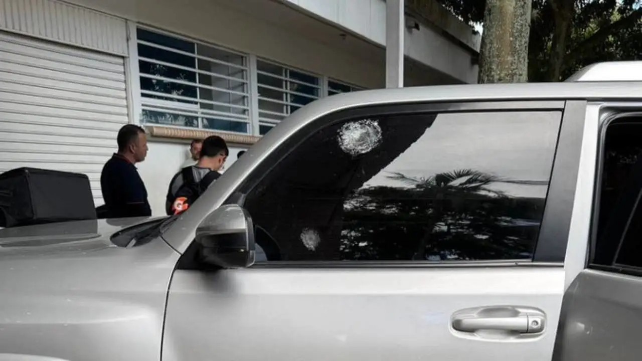 Así quedó la camioneta del alcalde de Cartago, Valle, luego de atentado terrorista