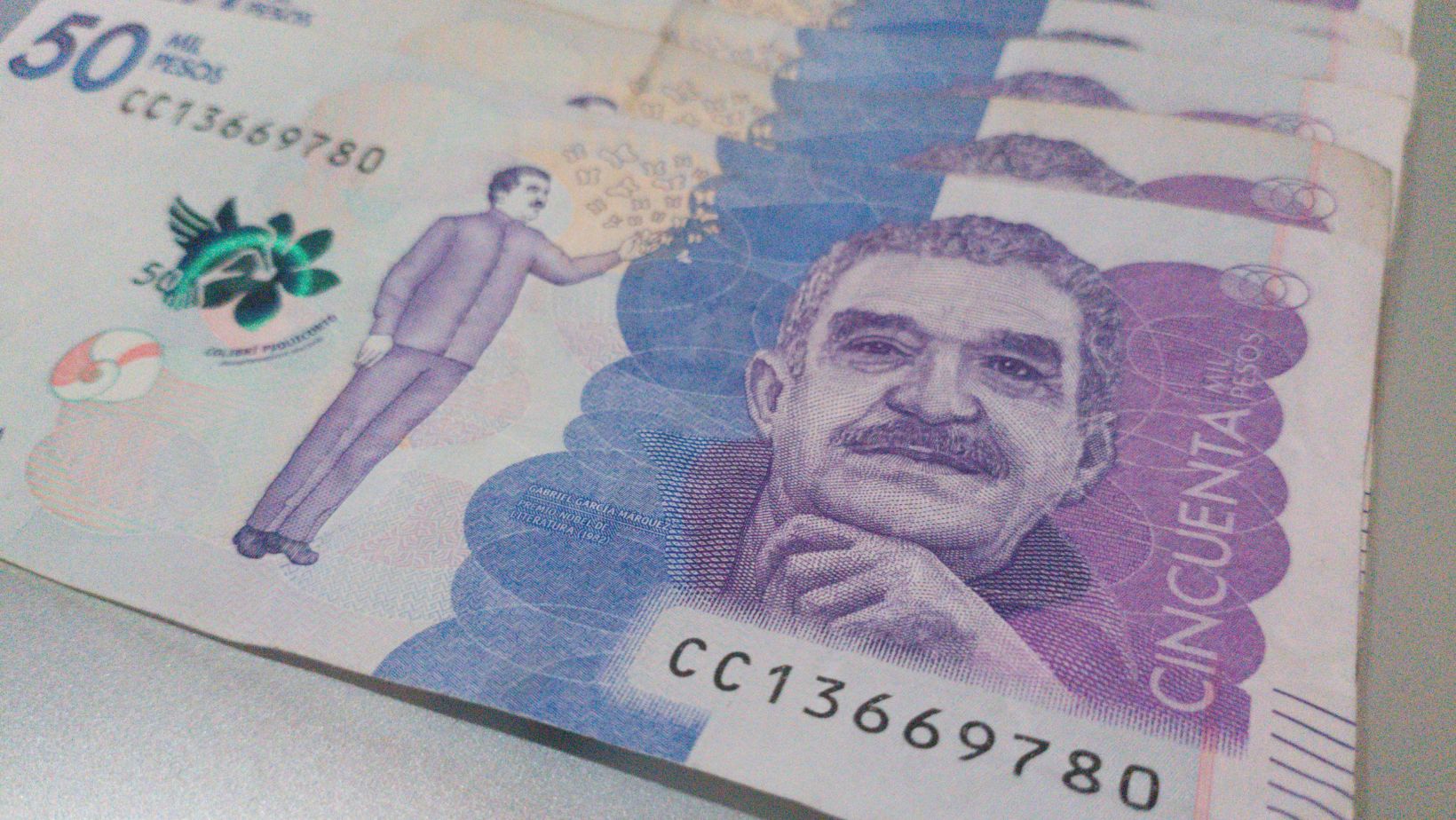 ¿Cuánto dinero en efectivo puede transportar una persona en Colombia 2025?
