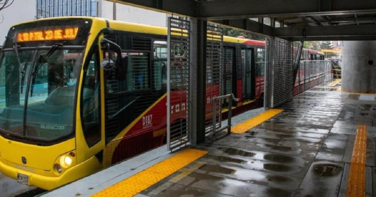 Bus en estación de Transmilenio que tiene columna dentro, en nota sobre cuándo abrirá