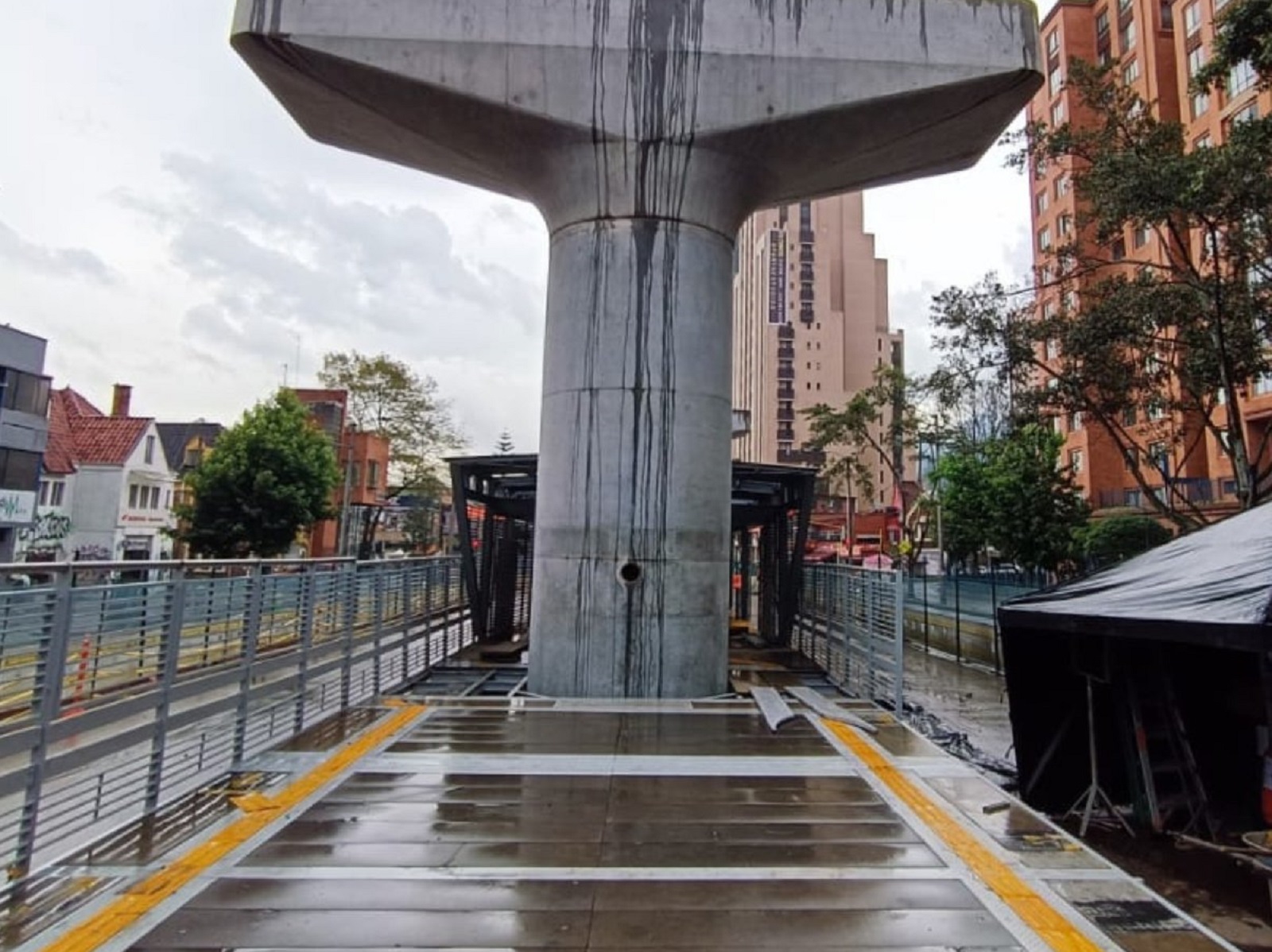  Estación de Transmilenio que tiene columna dentro, en nota sobre cuándo abrirá
