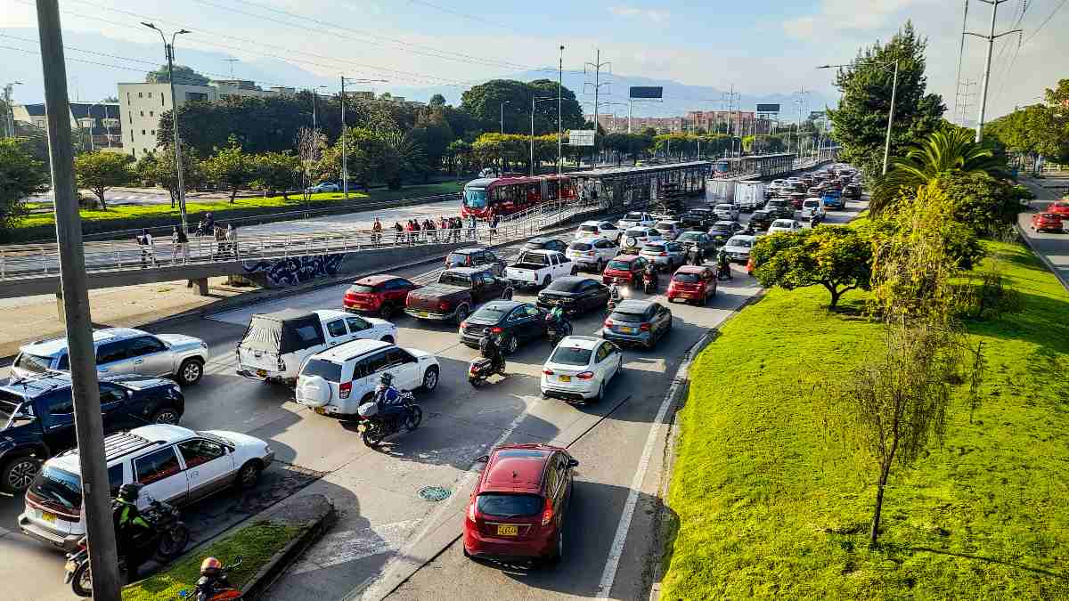 Foto de tráfico en Bogotá, en nota sobre cuáles son las placas que tienen más días de pico y placa en Bogotá durante 2025