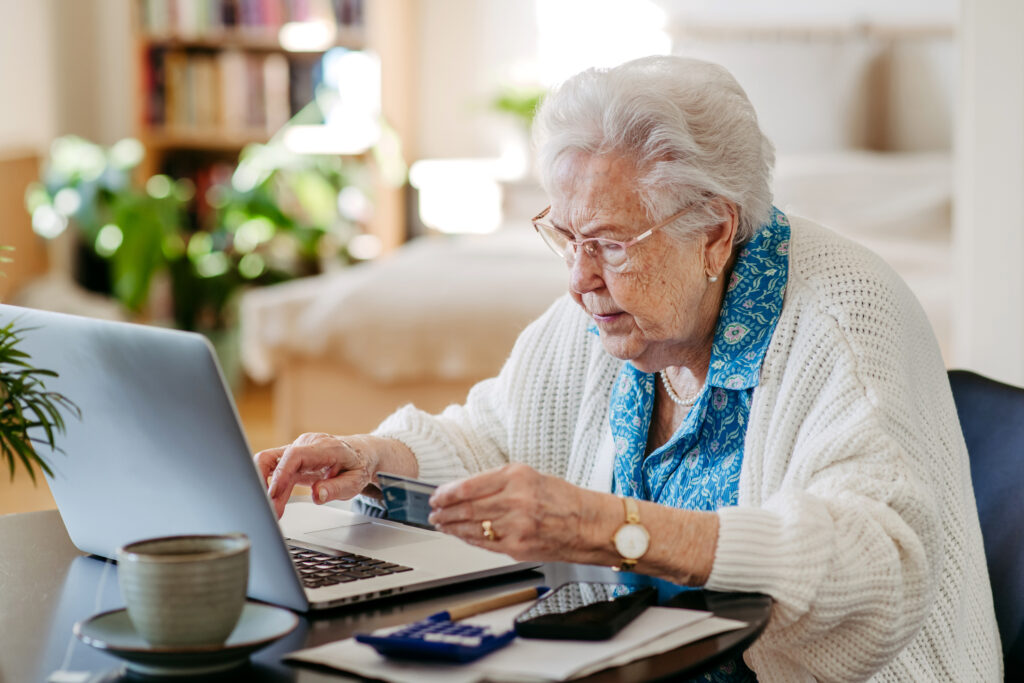 Estafas a adultos mayores / Getty Images