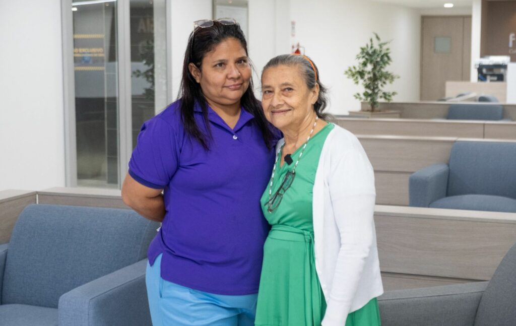 Carmen Elisa Osorio León y su hija.